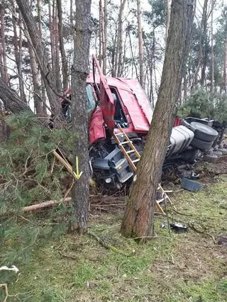 Ciężarówka wpadła do rowu na DK50 w powiecie wołomińskim 