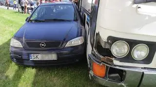 Autobus wpadł na chodnik i uszkodził samochody