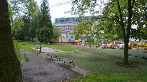 Szkoła we Włochach zalana po ulewie. Nie może przejść na zdalną naukę, bo nie ma w niej koronawirusa