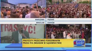 Protestujący przynieśli wielki długopis 