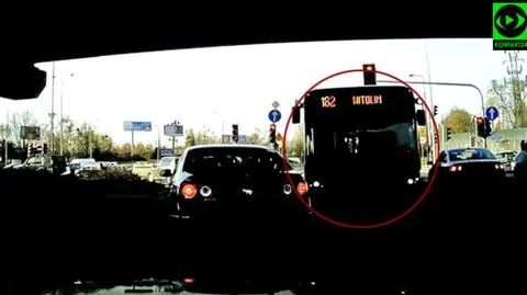 Pod prąd na rondzie. Niebezpieczny manewr autobusu