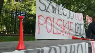 Protest przed ambasadą