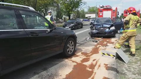 Czołowe zderzenie w Wawrze. Ranny jeden z kierowców