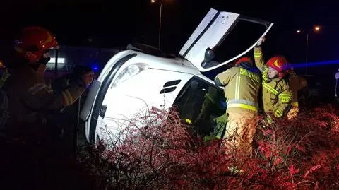 Zderzenie na Wale Miedzeszyńskim. Auto wylądowało na boku na pasie zieleni