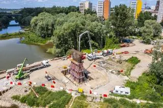 Budowa kładki nad Wisłą (czerwiec 2022)