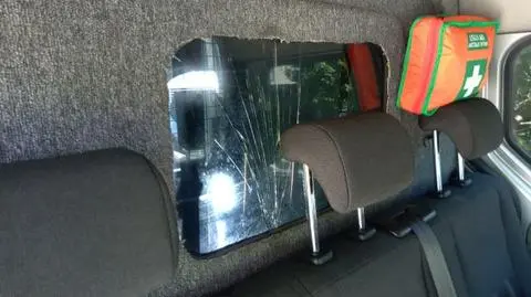 Był pijany, dobijał się do mieszkania. W drodze do izby wytrzeźwień uszkodził radiowóz 