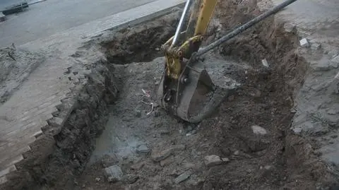 Wodociągowcy pracują przy uszkodzonym kanale. Choć zastrzegają: to nie jest nasza infrastruktura 