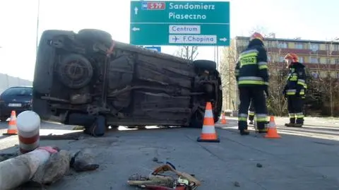 Zderzył się z autem dostawczym, wylądował na boku