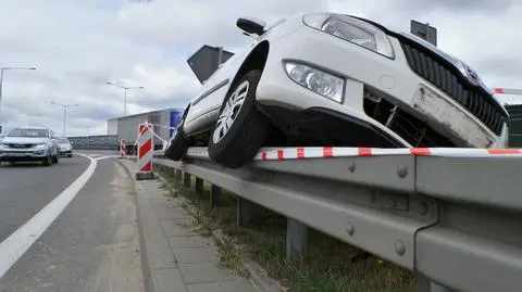 Skoda na barierkach. "Nie wyrobił się w zjazd" 