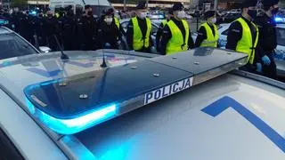 Policjanci utworzyli szpaler z radiowozów