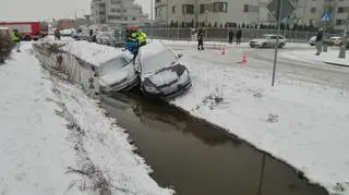 Dwa samochody w rowie na Białołęce