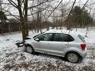 Samochód wjechał w drzewo w Ustanowie