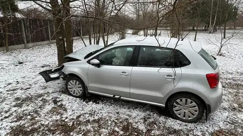 Śliskie drogi na Mazowszu. Kierowca wjechał w ogrodzenie szkoły, inny dachował