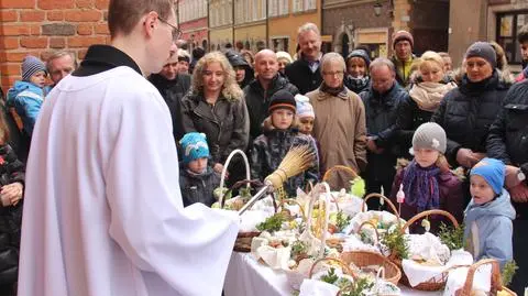 Wierni święcili pokarmy. "Kiedyś koszyki wyglądały inaczej"