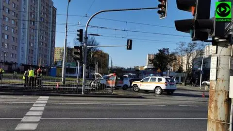 Kolizja na Powstańców Śląskich. Auto zablokowało torowisko