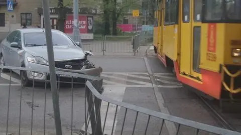 Plac Bankowy: auto pod tramwajem