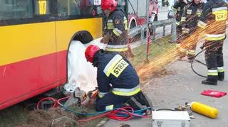 Autobus wjechał na bariery energochłonne 