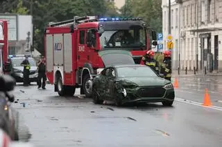 Sportowe audi uderzyło w kontenery 