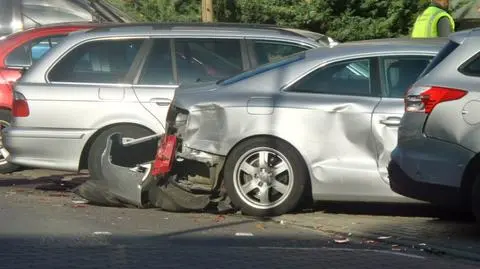 Kolizja i uderzenie w zaparkowane auta. Sześć pojazdów zniszczonych