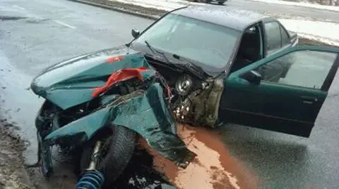 Wpadł w poślizg i uderzył w latarnię