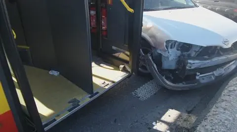 Pomyliła pasy, zahaczyła o autobus