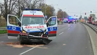 W październiku jedna osoba zginęła w zderzeniu auta i karetki "covidowej" w Broniszach