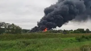 Nad halą unoszą się gęste kłęby dymu