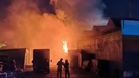 Paliła się hala w Rembertowie. "Pożar był ciężki do opanowania"