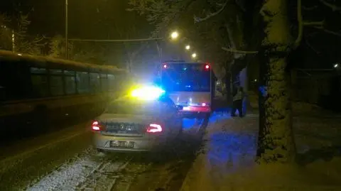 Mercedes "odbił się" od autobusu. Jedna osoba ranna