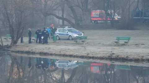 Przechodnie zauważyli ciało w wodzie. Akcja służb w parku Skaryszewskim