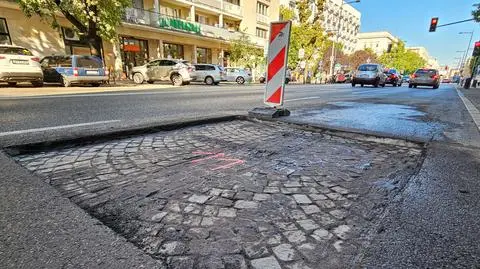 Odkrywają bruk na Kruczej, planują wykorzystać go przy przebudowie ulicy