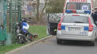 Motocyklista uderzył w płot
