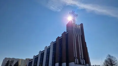 Krzyż świeci nocą zbyt intensywnie?