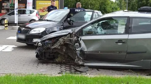 Uciekał przed policją, uderzył w dwie latarnie i urwał koło w aucie