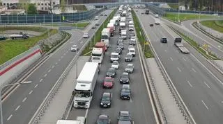 Laweta z samochodem wywróciła się na S2