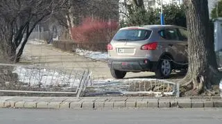 Samochód rozbił skrzynkę sterującą