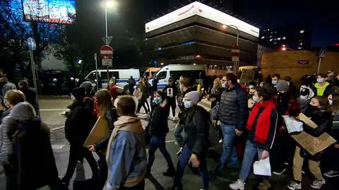 Przeszli przez rondo, tańcząc poloneza. "Zupełnie niezwykły widok na ulicach Warszawy"