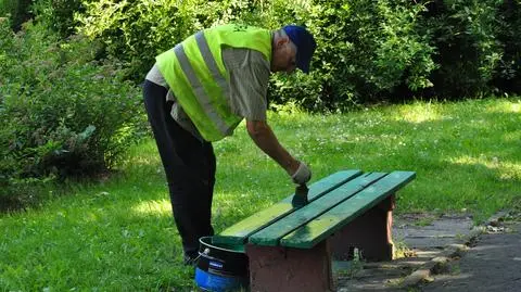 Pomalują 1400 ławek w miejskich parkach