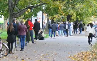 Kolejka do punktu wymazów na Grzybowskiej