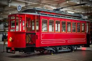 Tramwajarze zrekonstruowali wagon, który jeździł w getcie warszawskim