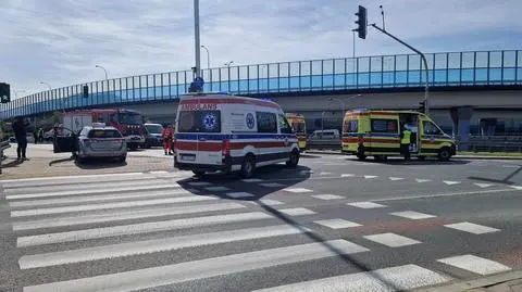 Kolizja radiowozu i taksówki, tuż obok dachowanie