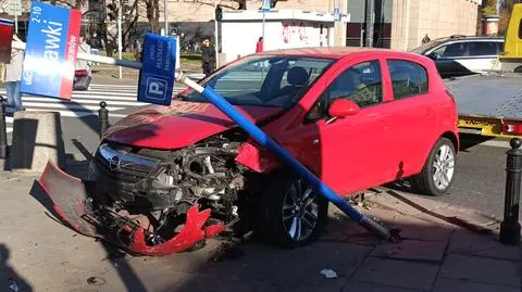 Kolizja na Muranowie. Jedno z aut ścięło słup