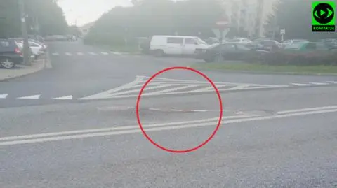 Straż miejska w akcji: dziurę zabezpieczyli taśmą