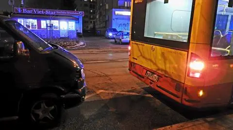 Wjechał w autobus. Policja: miał ponad 3,5 promila alkoholu, trafił do szpitala