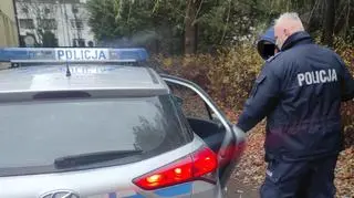 Policjant z zatrzymanym mężczyzną 