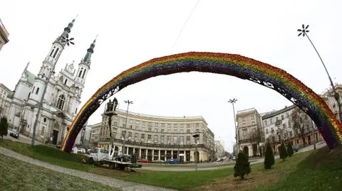 Odbudowują tęczę na placu Zbawiciela