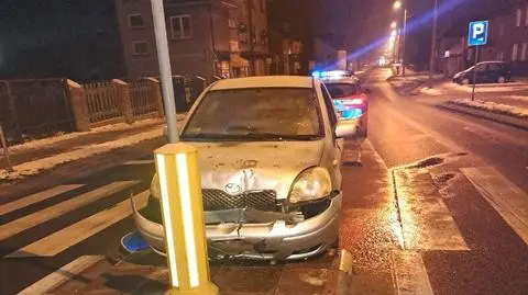 Uderzył w znaki drogowe, "szyby w aucie nie były odmrożone"