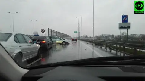 Peugeot wjechał w barierki na zjeździe z S2