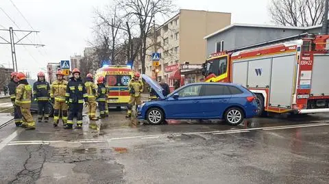 Zderzenie dwóch aut na Grochowie. Jedno wpadło na torowisko tramwajowe