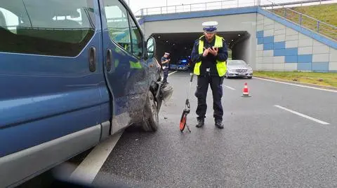 Zderzenie busa i auta osobowego. Utrudnienia na zjeździe z S2